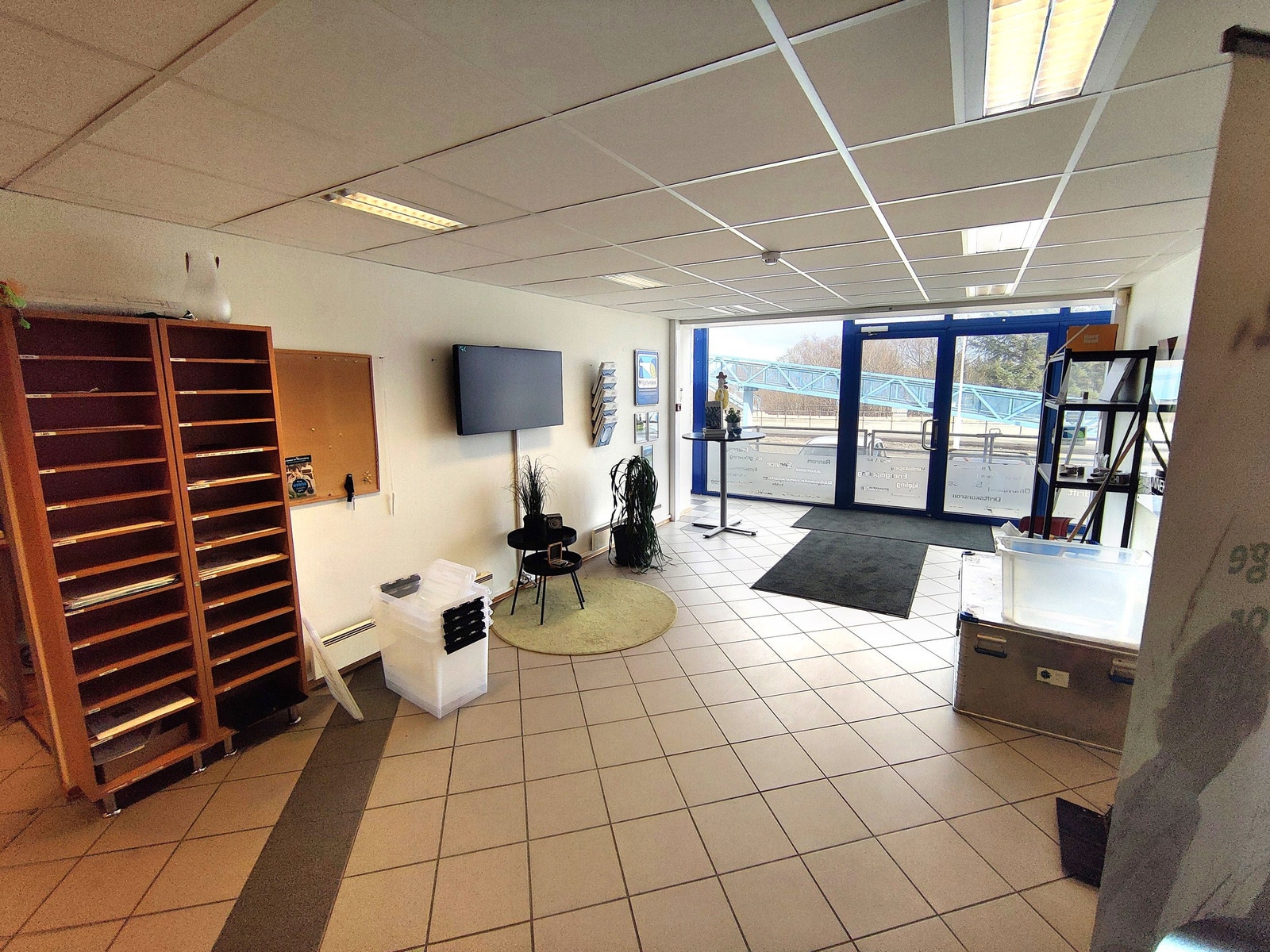Innglasset inngangsparti mot riksvei 70. Galleribilde