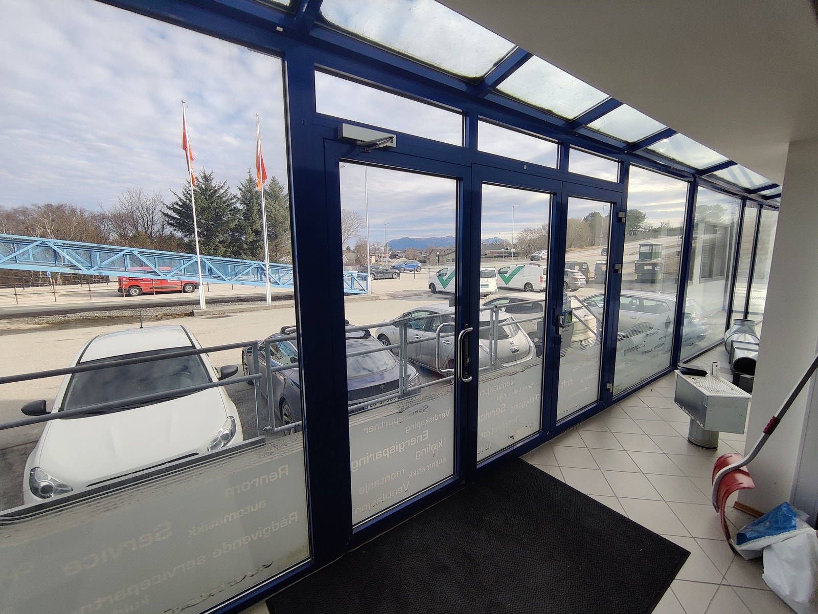 Innglasset og handikappvennlig inngangsparti. Galleribilde