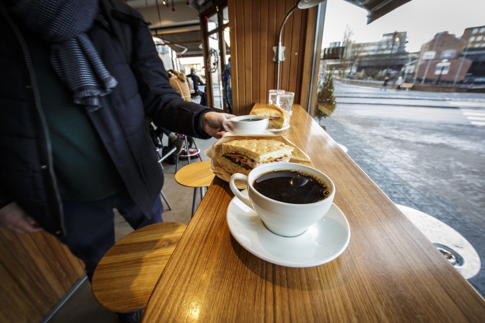 Hos Baker Hansen i Sandvika, rett ved kontoret, er det enkelt å ta en effektiv pause eller et uformelt møte før jobb eller mellom slagene Galleribilde