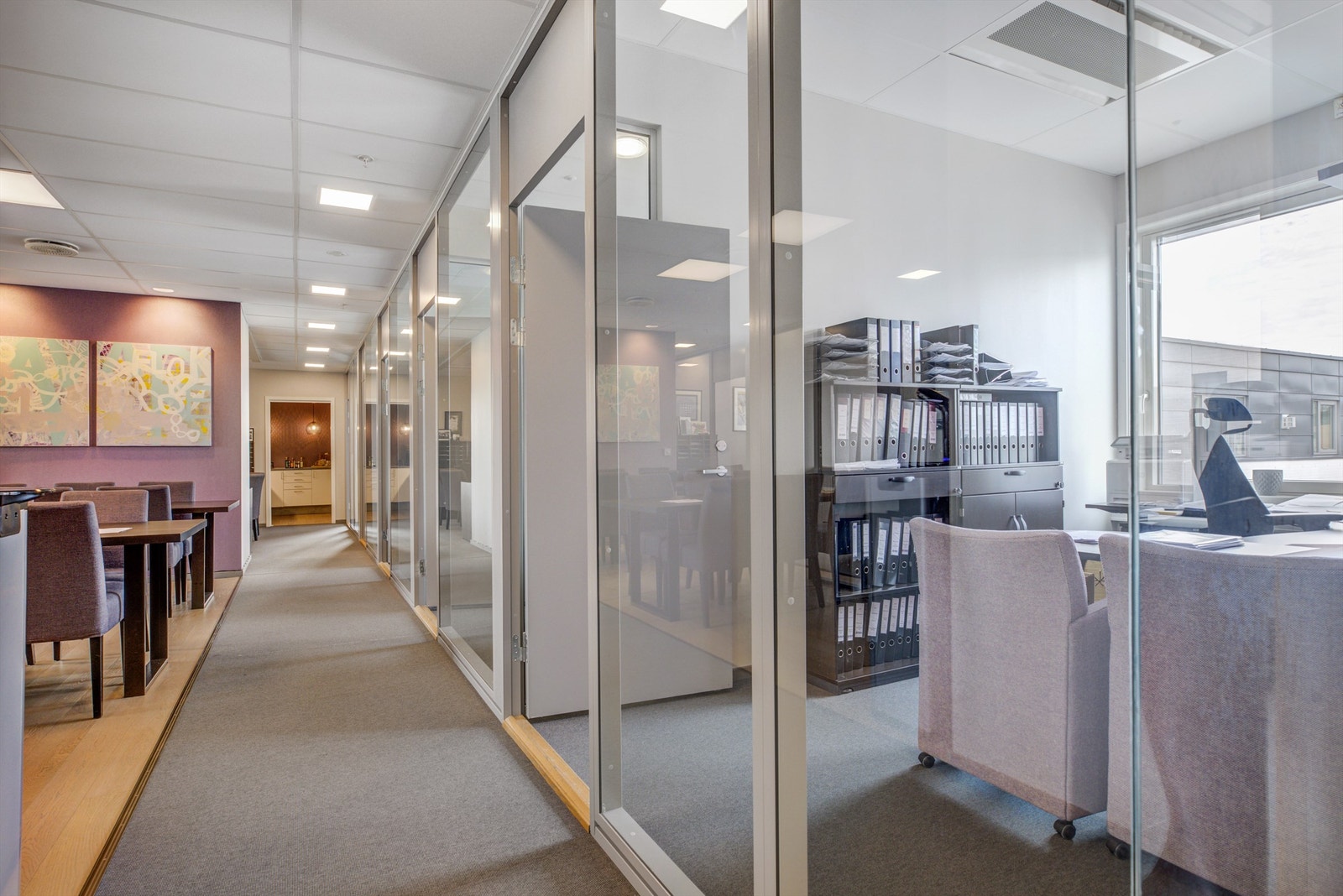 Utstrakt bruk av glass gir gode lysforhold Galleribilde