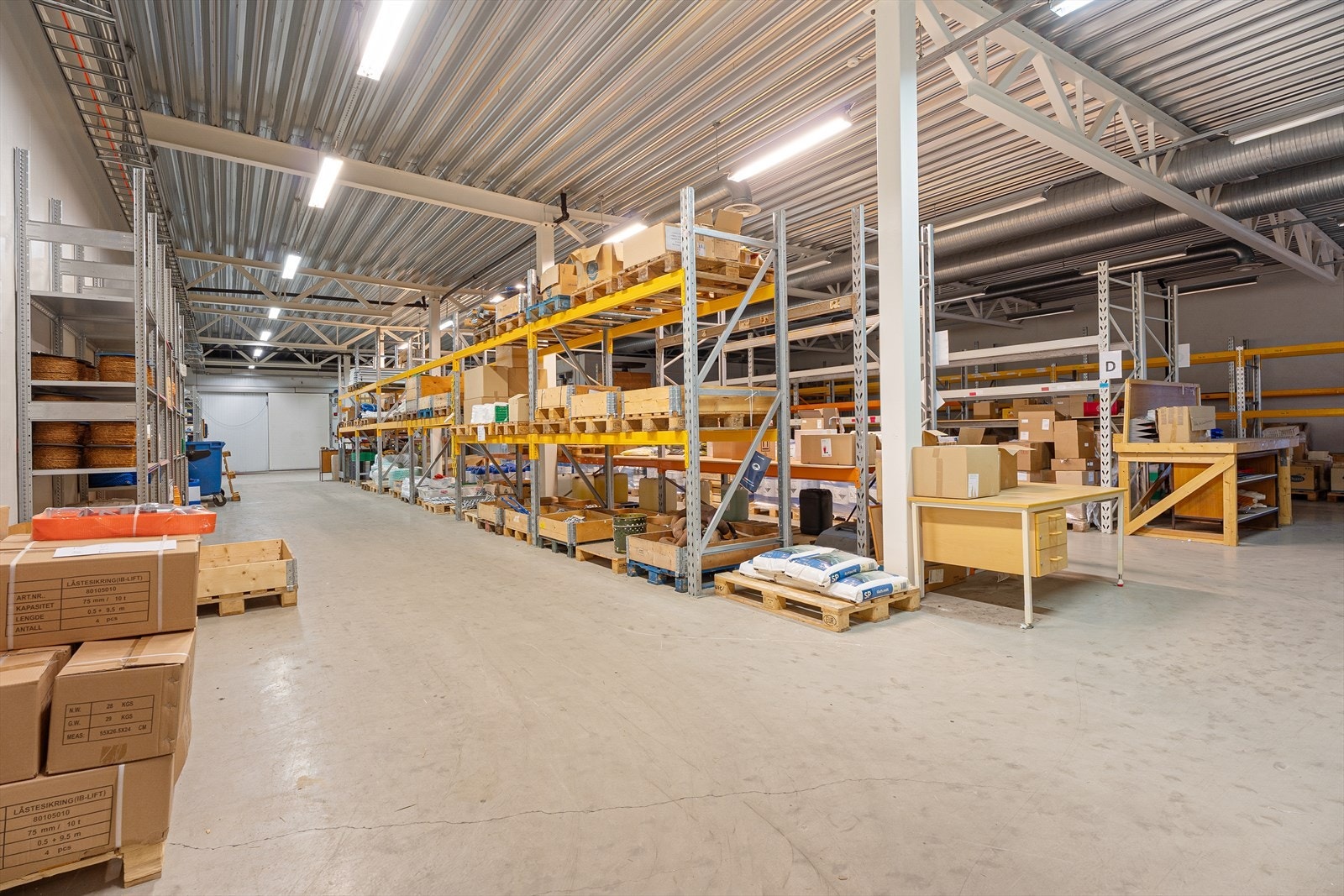 I bygget er det flere lagerhaller Galleribilde