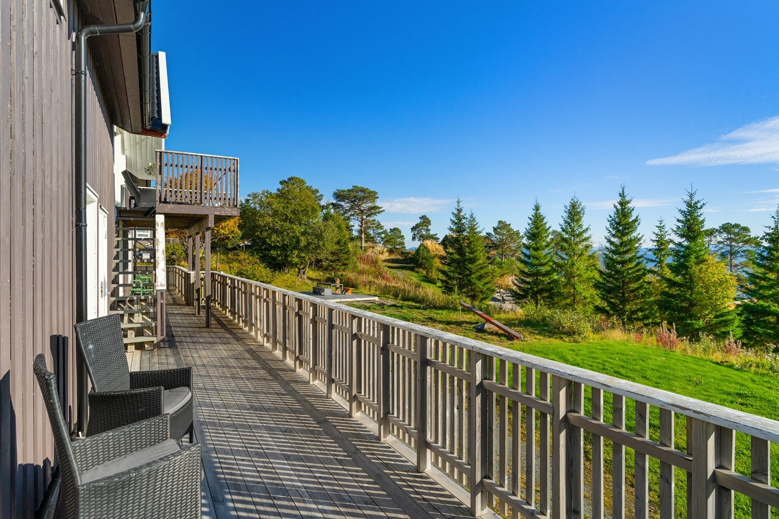 Det er etablert terrasse rundt store deler av hovedplanen. Galleribilde