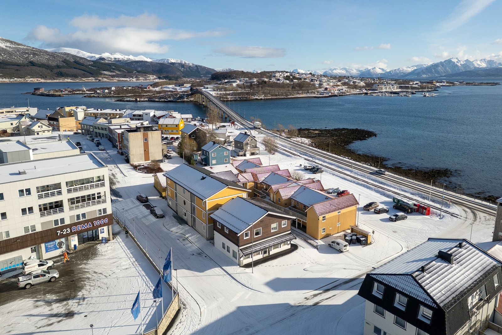 Næringseiendom med butikklokale/kontor og to leiligheter Galleribilde