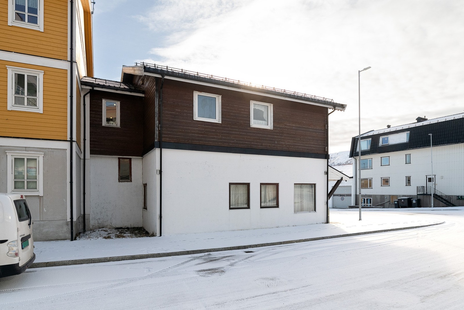 Det er gode parkeringsmuligheter langs kommunal gate Galleribilde