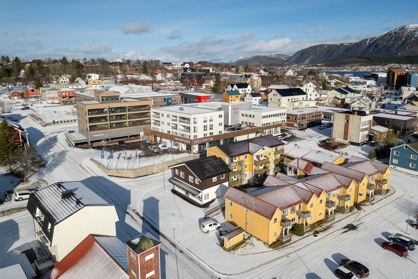 Eiendommen har attraktiv beliggenhet i Markedsgata i Stokmarknes sentrum med svært god synlighet og tilgjengelighet Galleribilde