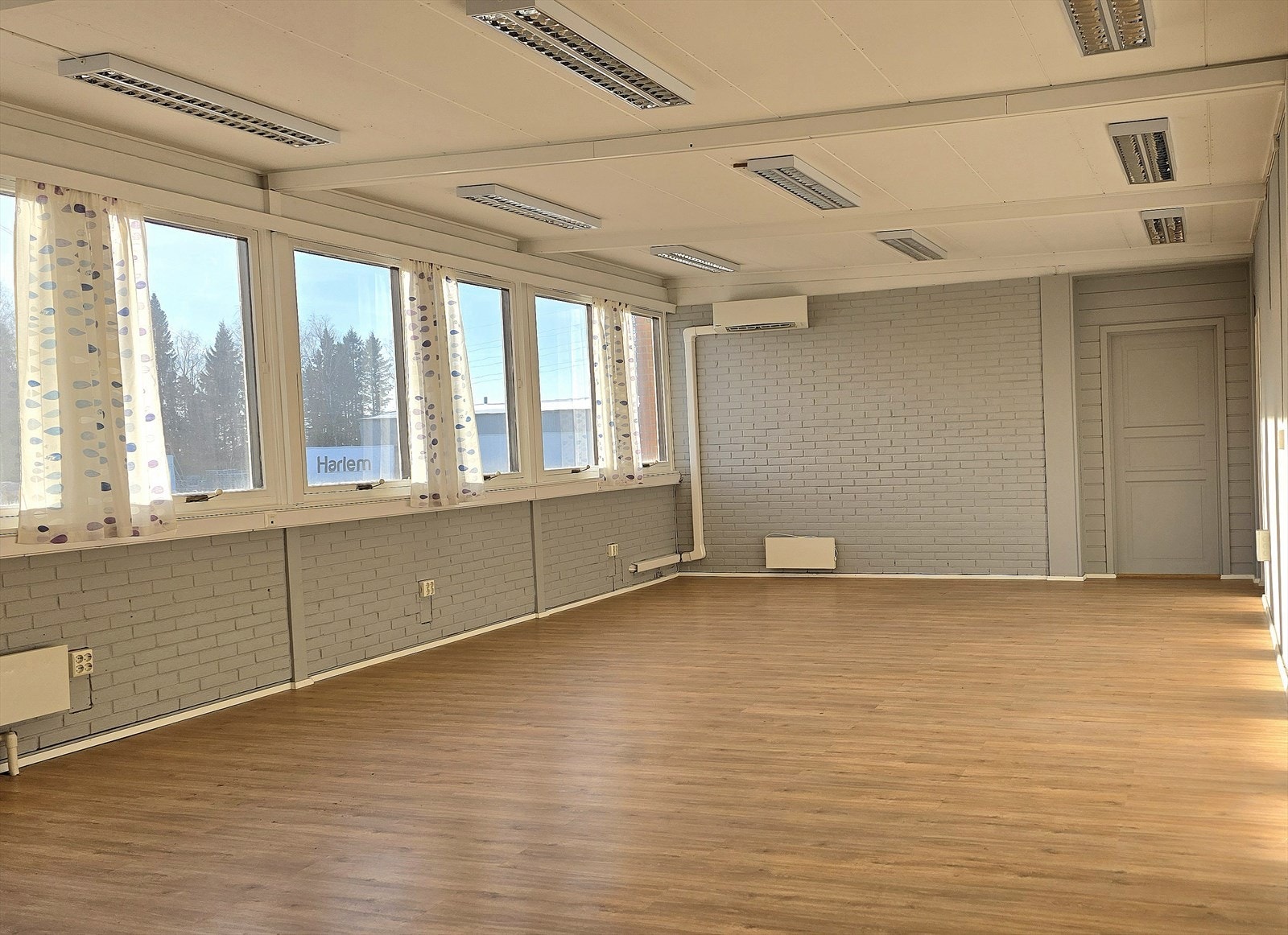 Mange vinduer som gir godt med naturlig lysinnslipp. Galleribilde