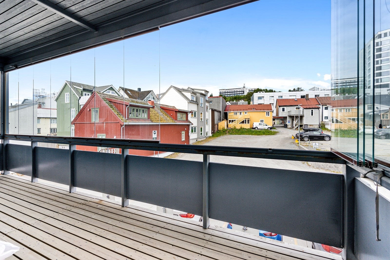 Veranda mot bakgården hvor man finner parkering Galleribilde