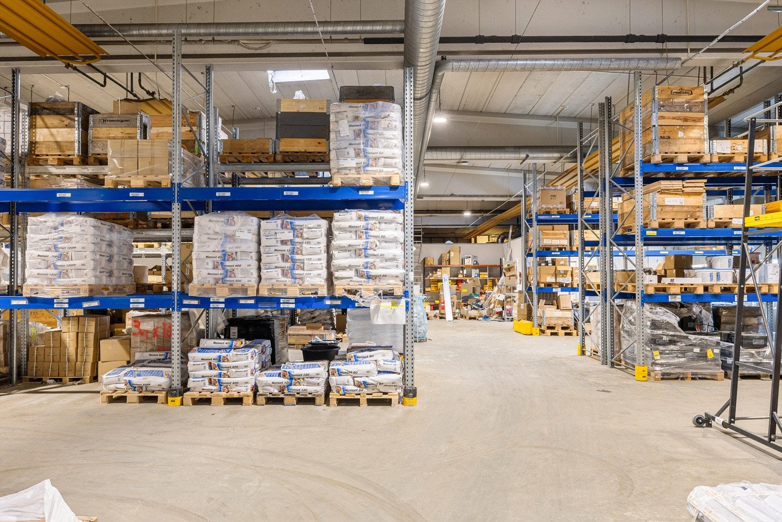 LED- belysning i hele lagerdelen Galleribilde