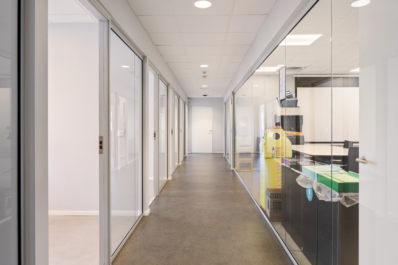 Gangarealer til kontor og kjøkken/spiserom (høyre side) Galleribilde