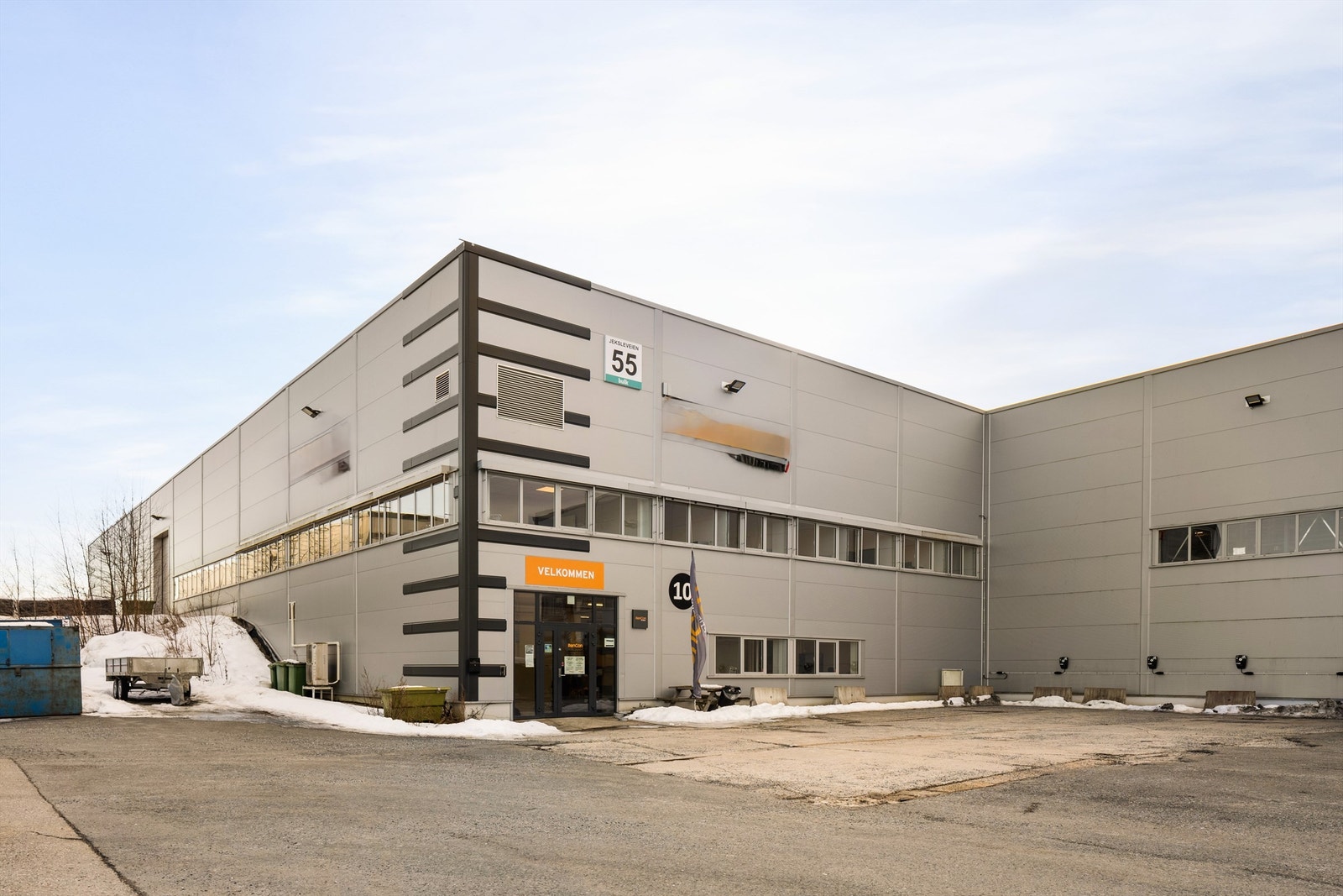 Hovedinngang kontor/showrom. Parkering rett utenfor - felles for alle besøkende Galleribilde