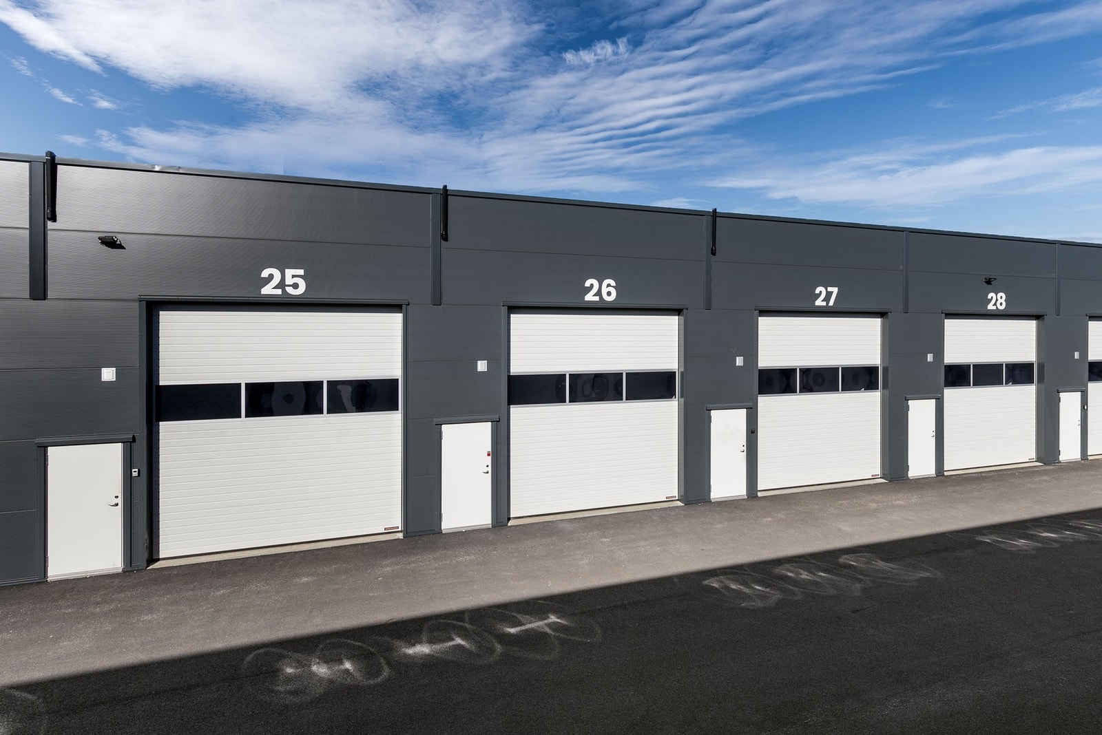 Hver seksjonseier disponerer 5 meter foran egen port/seksjon til parkering når det er opphold/arbeid i seksjonen. Galleribilde