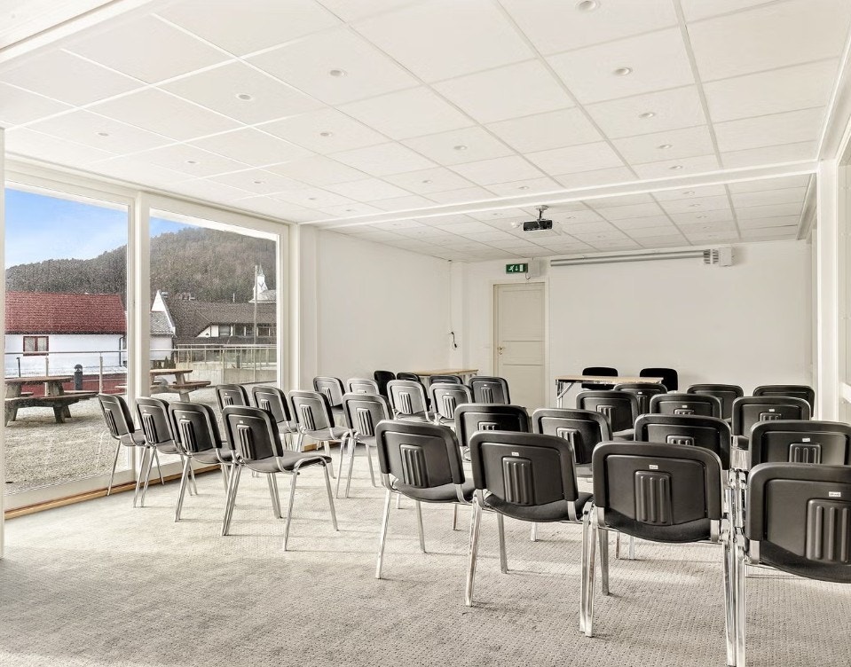 I kjelleretasjen er det en stor avdeling som kan deles i to separate møterom. Direkte utgang til stor terasse. Her avholdes bryllup, dår, konfirmasjon og andre begivenheter. Galleribilde