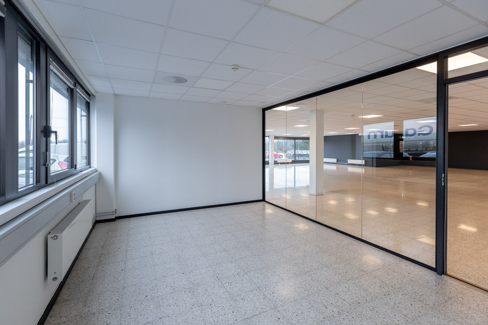 Lokalet sett fra det største av de to kontorene. Galleribilde