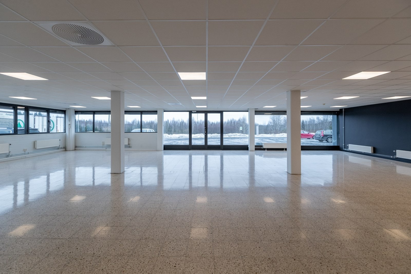 Inngangen med parkering utenfor. Galleribilde