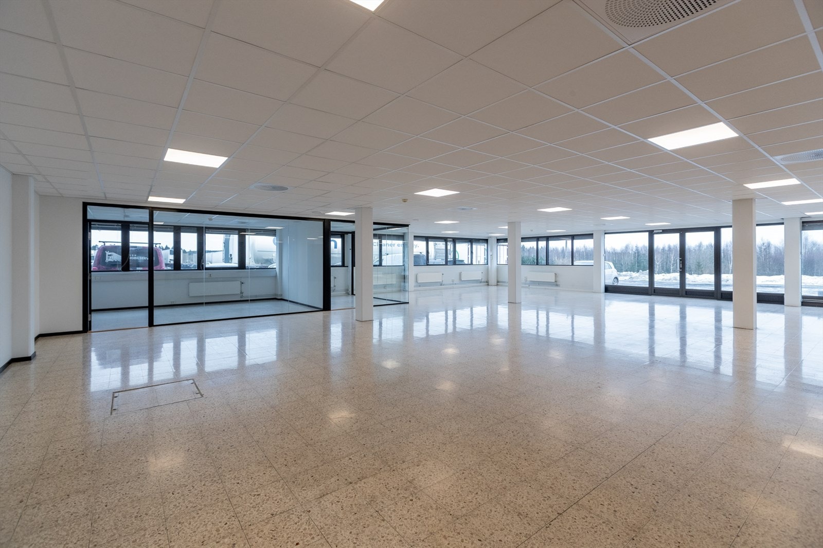 Stort åpent lokale, og de to kontorene. Galleribilde