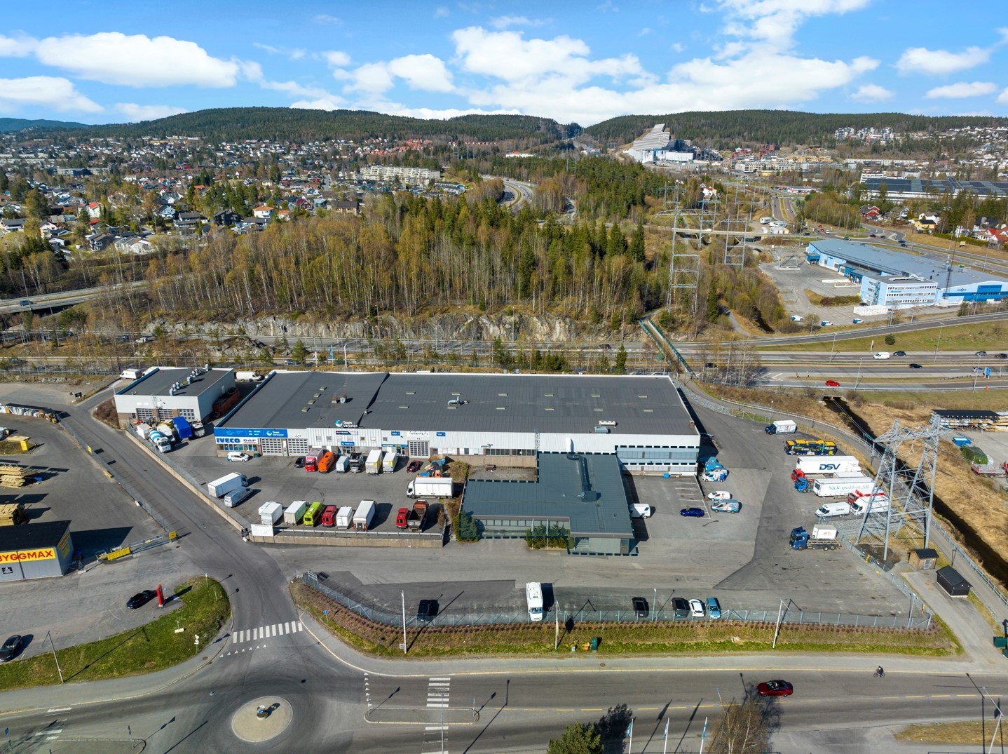Eiendommen sett ifra front. Tilgengelig areal er markert. God eksponering mot gatebilde og forbipasserende trafikk. Galleribilde