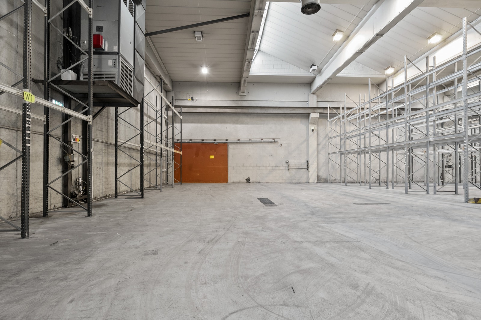 Høytlager med reoler, ca 1000 m2 Galleribilde