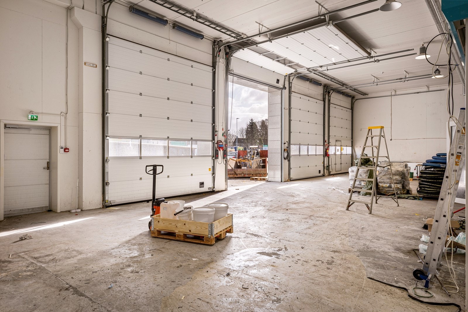 Lager med god takhøyde og 4 rullerporter (4x4,5 m). Sluk tilkoblet oljeutskiller. Både 240V og 400V i lokalet.