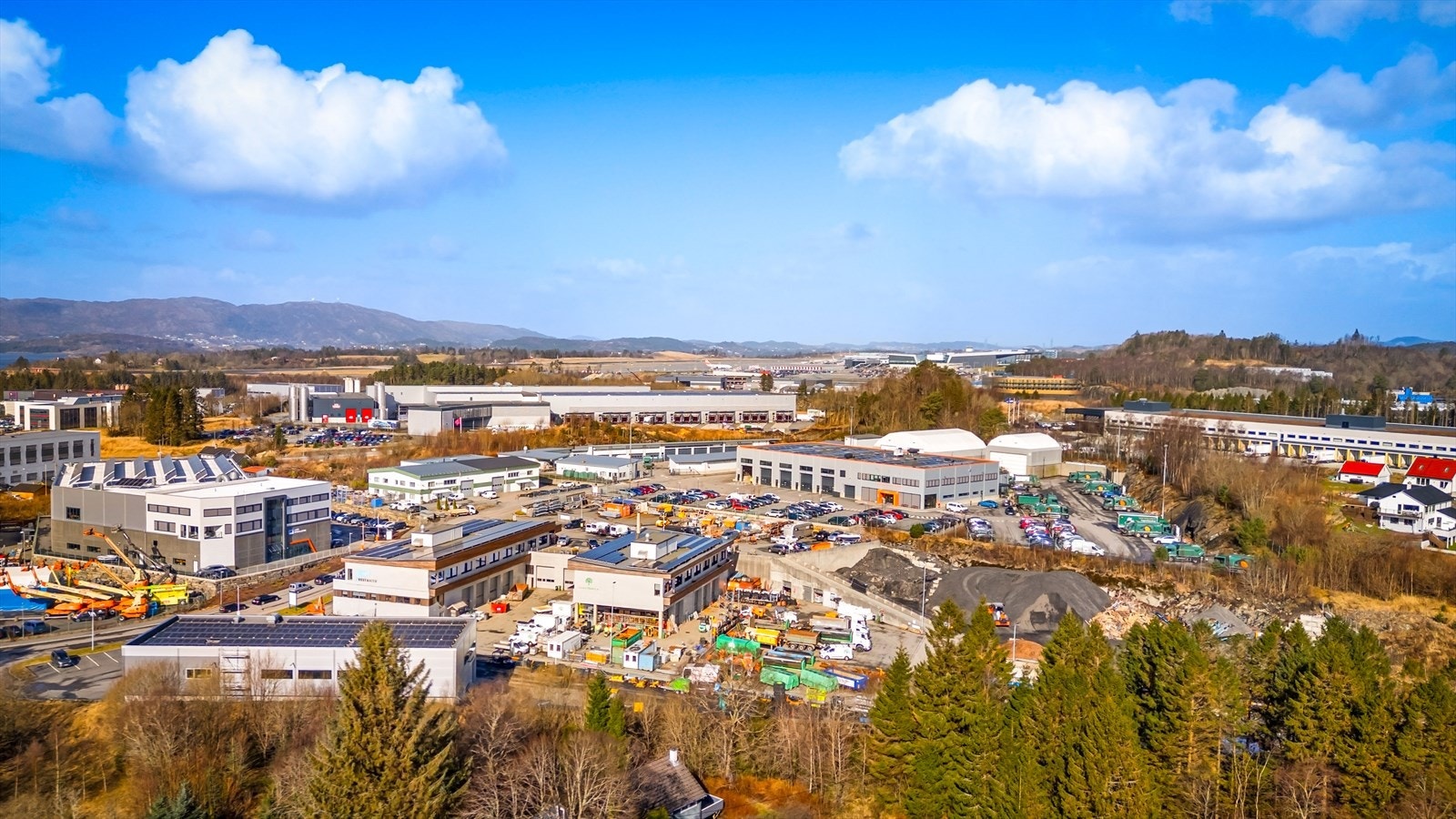 Sentral plassering i Espehaugen, i umiddelbar nærhet til Bergen Lufthavn, Lønningen, Kokstad og Sandsli.