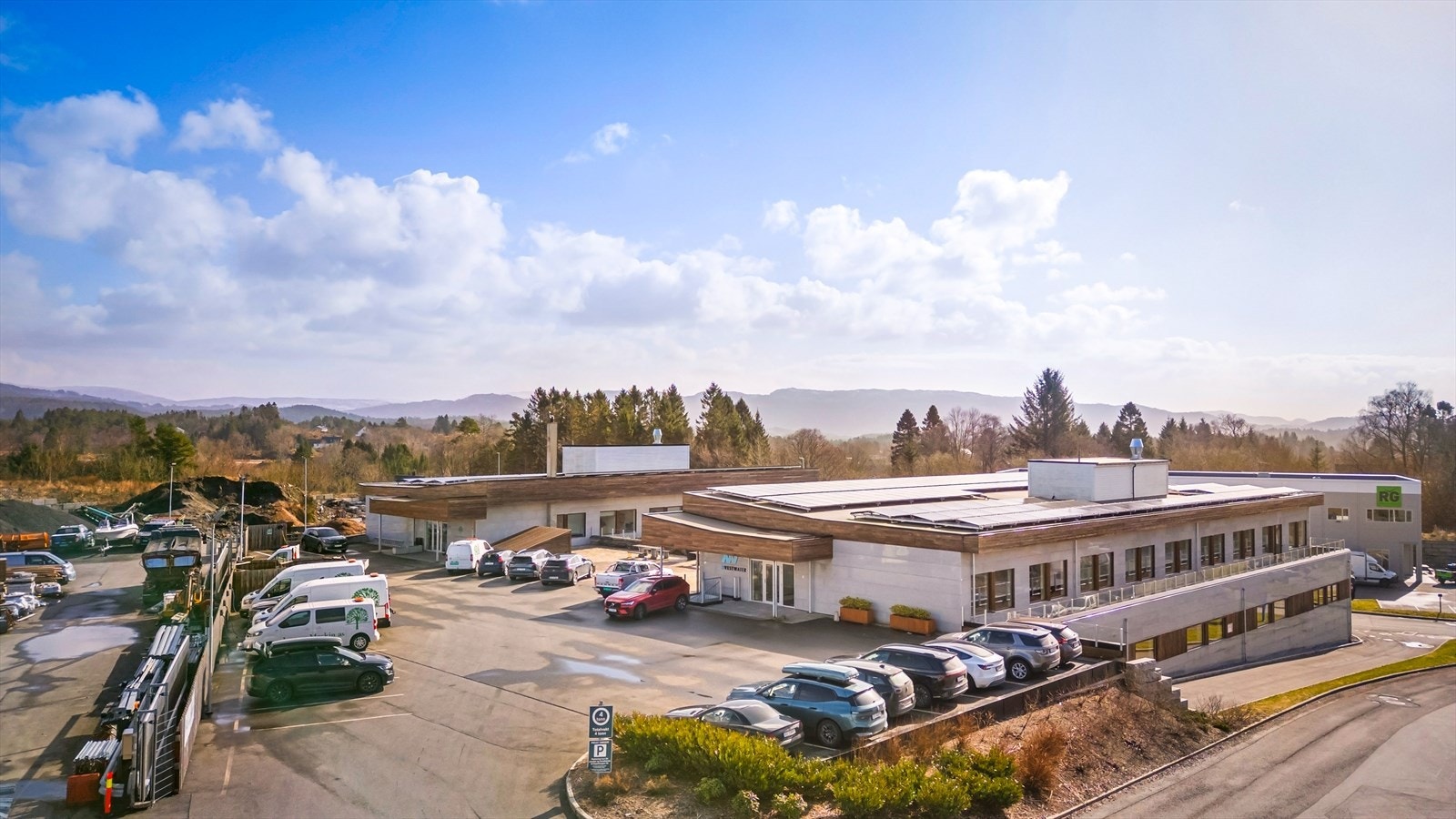 Flott kombinasjonsbygg med flott arkitektur,  gode kvaliteter og enkel adkomst.