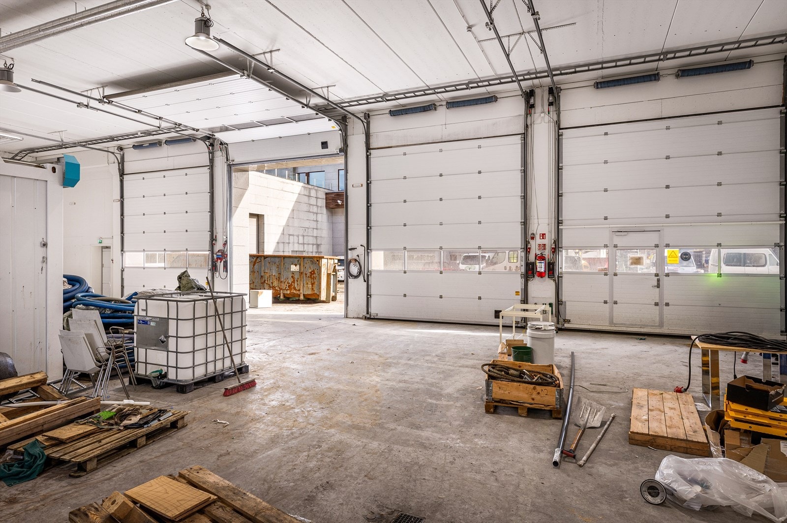 Lager med god takhøyde og 4 rullerporter (4x4,5 m). Sluk tilkoblet oljeutskiller. Både 240V og 400V i lokalet.