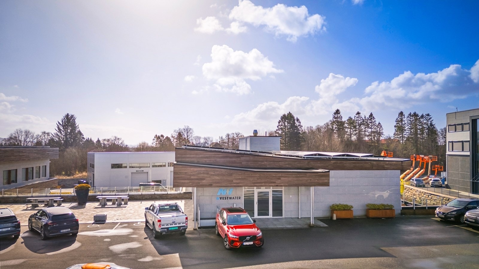 Inngangsparti til kontorlokalene med parkering rett utenfor inngangen.