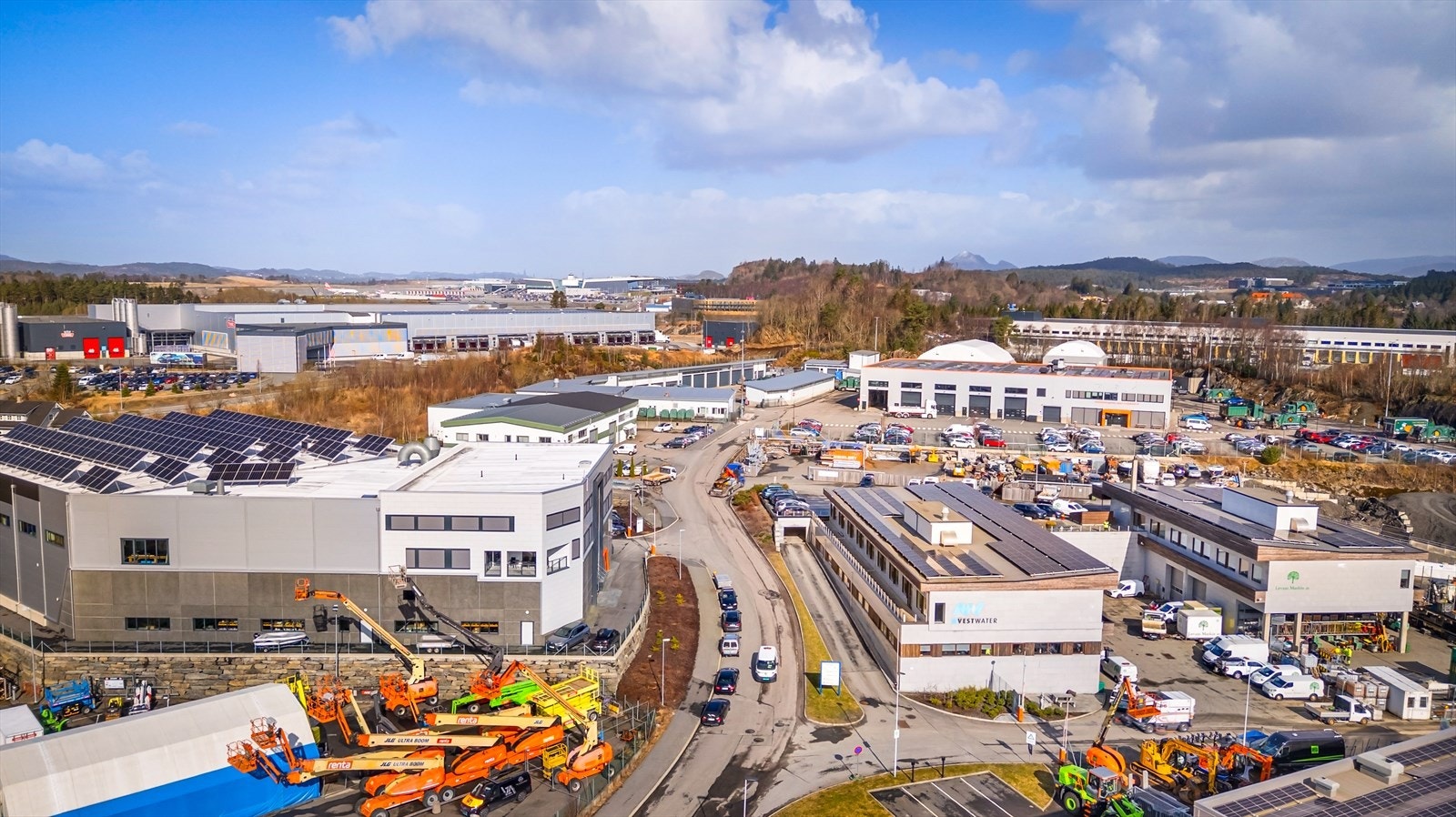 Sentral plassering i Espehaugen, i umiddelbar nærhet til Bergen Lufthavn, Lønningen, Kokstad og Sandsli.