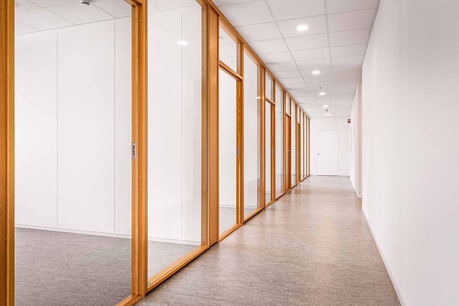 Kontorlokalene er i dag innredet med cellekontor i forskjellige størrelser. Planløsning kan enkelt tilpasses for nye leietakere.