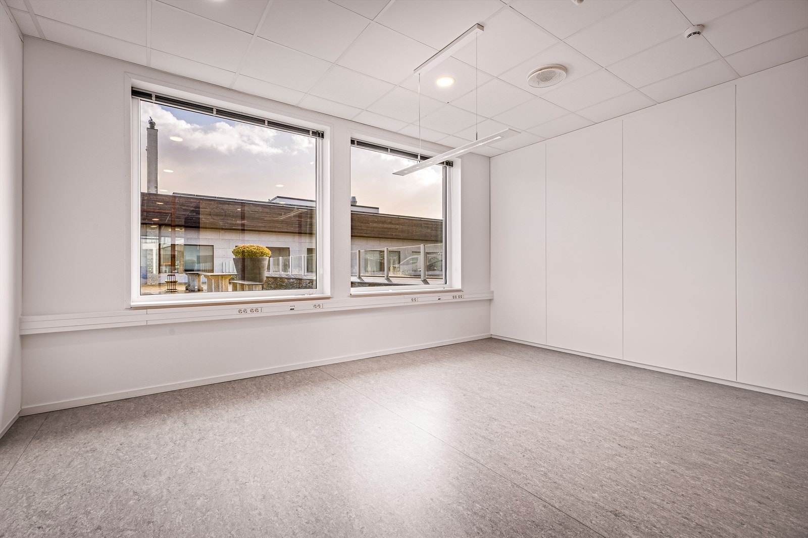 Kontorlokalene er i dag innredet med cellekontor i forskjellige størrelser. Planløsning kan enkelt tilpasses for nye leietakere.