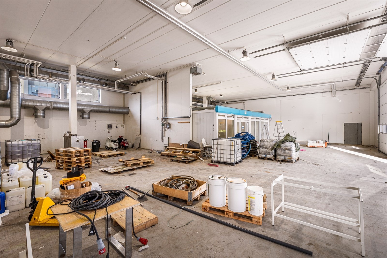 Lager med god takhøyde og 4 rullerporter (4x4,5 m). Sluk tilkoblet oljeutskiller. Både 240V og 400V i lokalet.