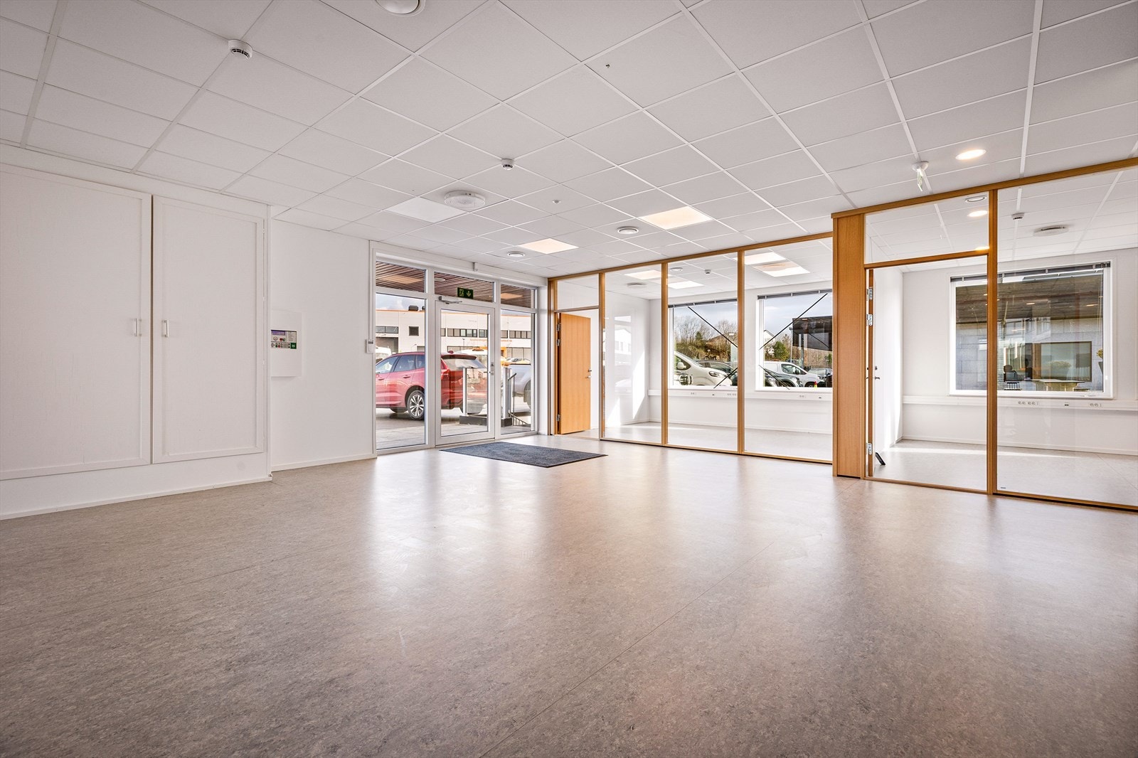 Inngangsparti med resepsjonsområde og cellekontor.