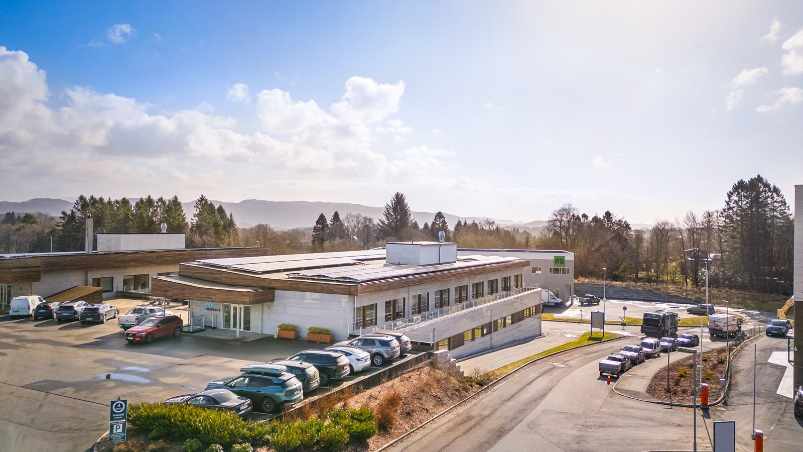 Flott kombinasjonsbygg med flott arkitektur,  gode kvaliteter og enkel adkomst.