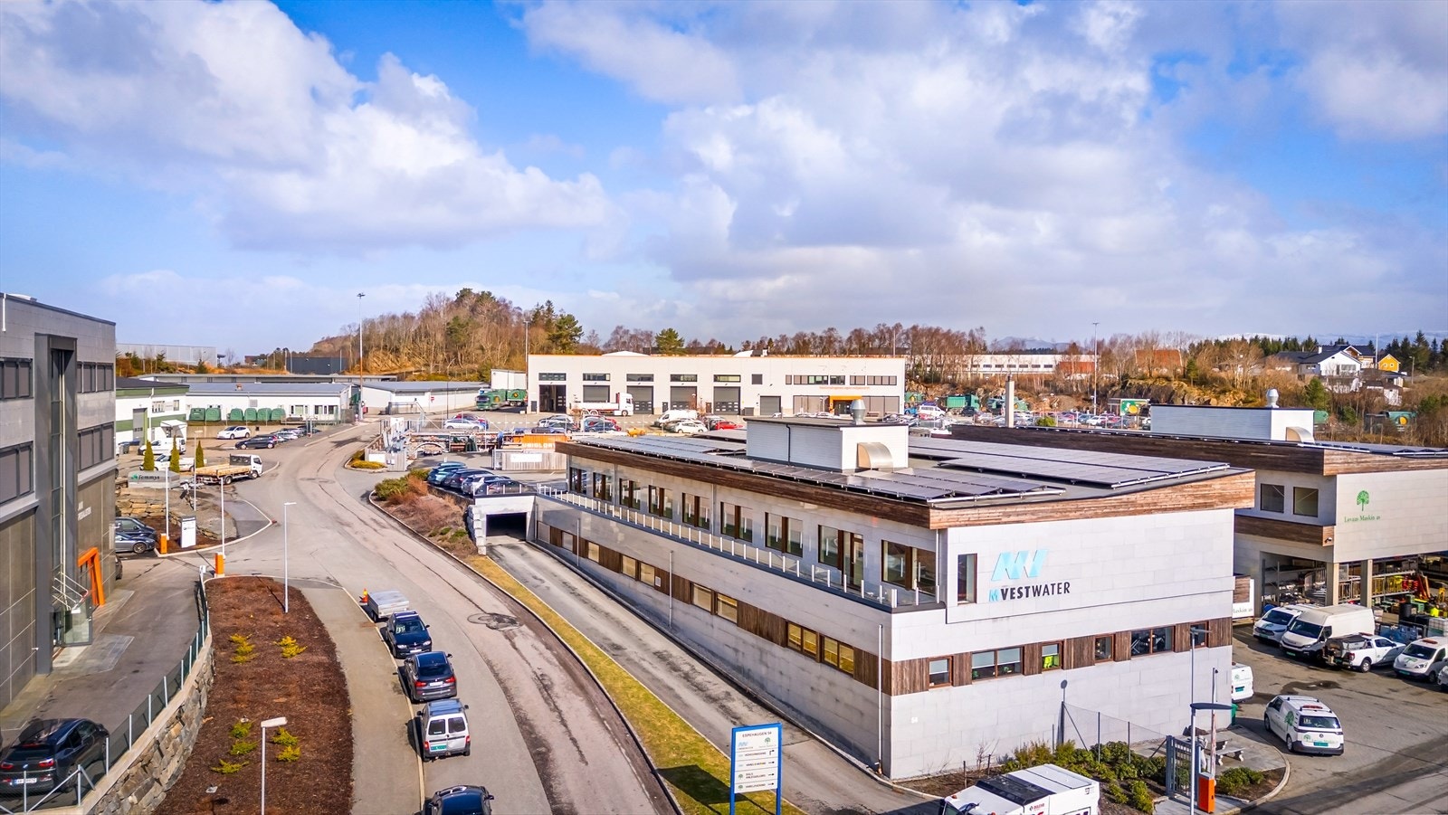 Flott kombinasjonsbygg med flott arkitektur,  gode kvaliteter og enkel adkomst.