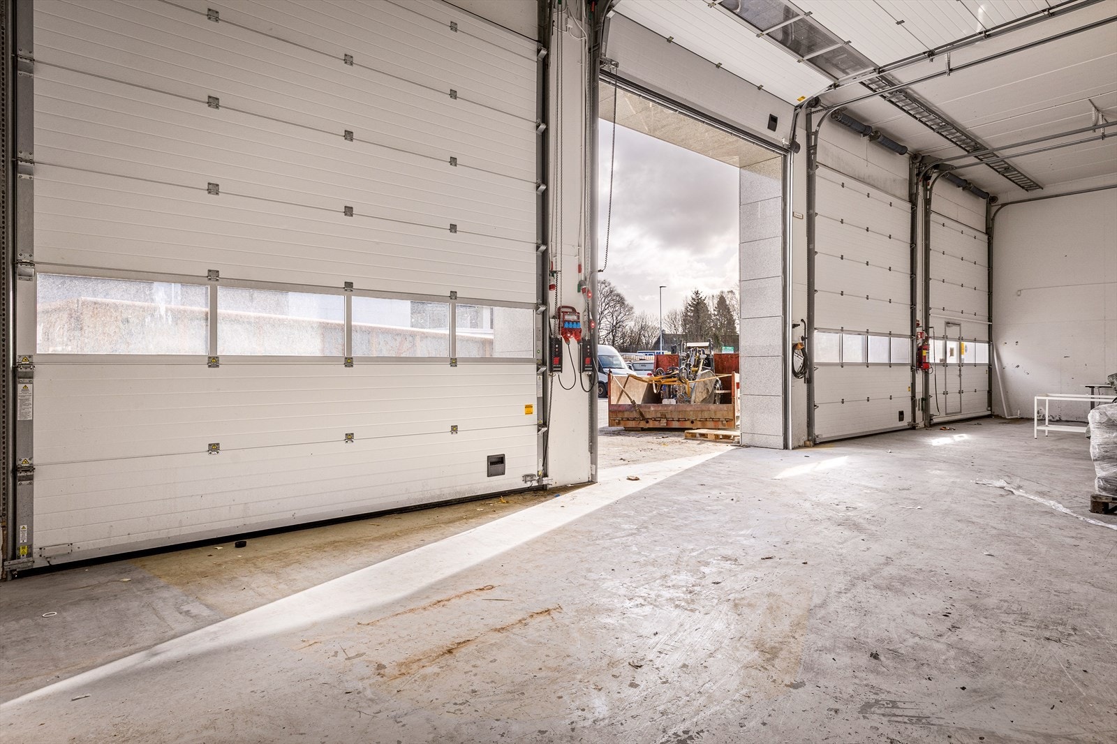Lager med god takhøyde og 4 rullerporter (4x4,5 m). Sluk tilkoblet oljeutskiller. Både 240V og 400V i lokalet.