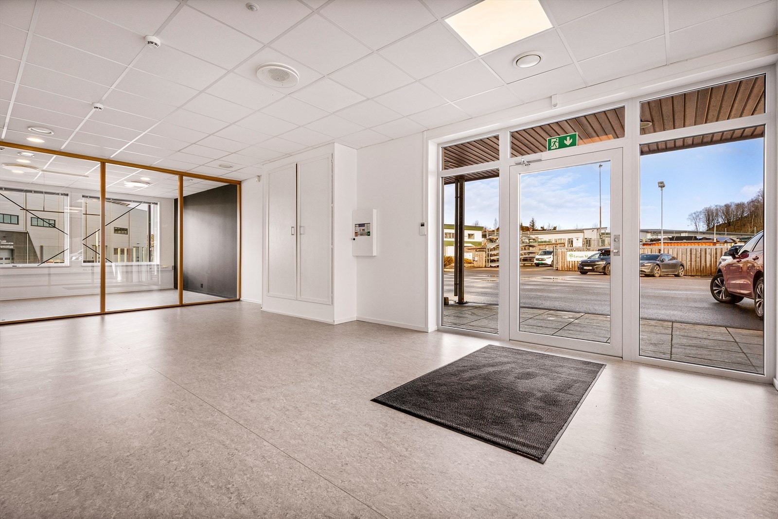 Møterom ved inngangspartiet.