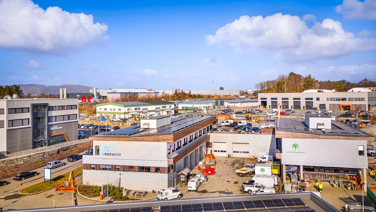 Kombinasjonsbygg med kontor og lager under.