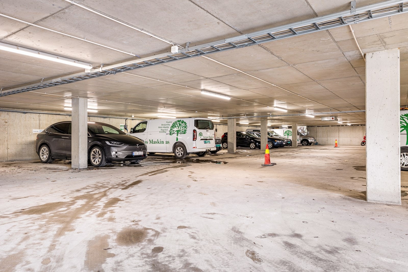 Egen garasje i tilknytning til lokalene.