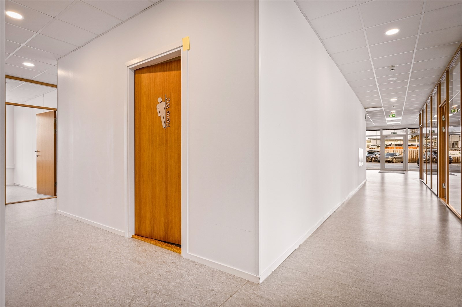 Egne toaletter tilhørende kontorlokalene.