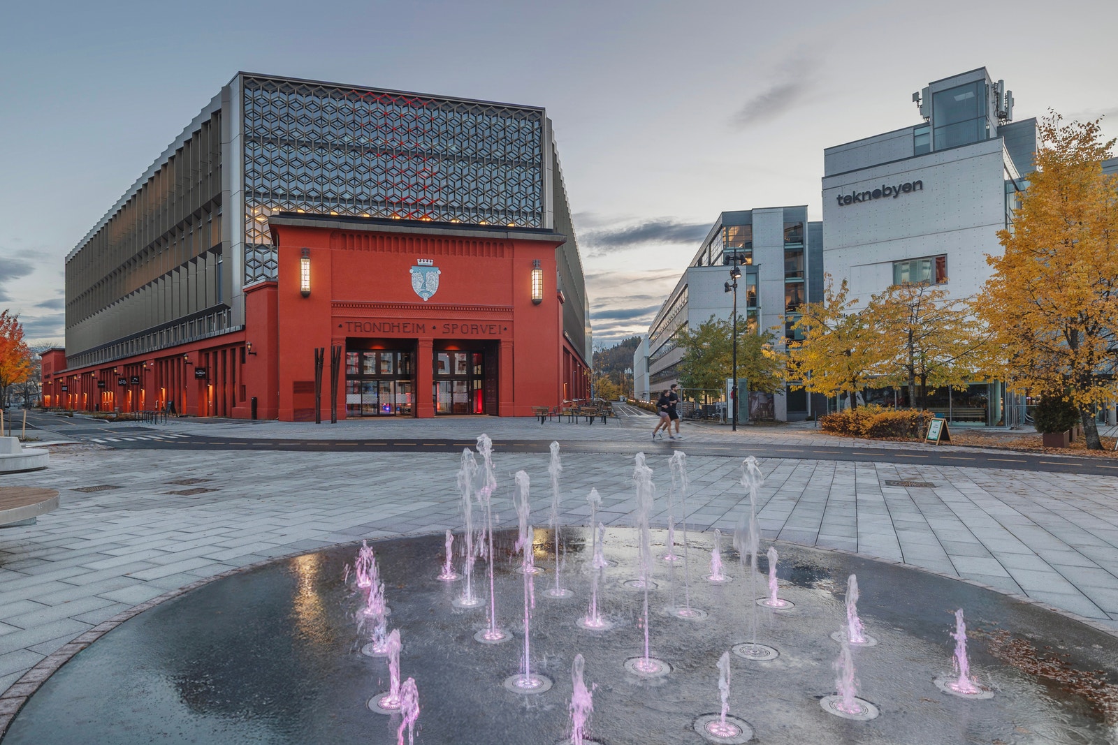 Rett ved Abels gate 5, finner du Teknostallen - med en levende førsteetasje som innbyr både til lunsj, uformelle møteplasser og flere utgående tilbud som bakeri, knivbutikk, sykkelbutikk. Galleribilde