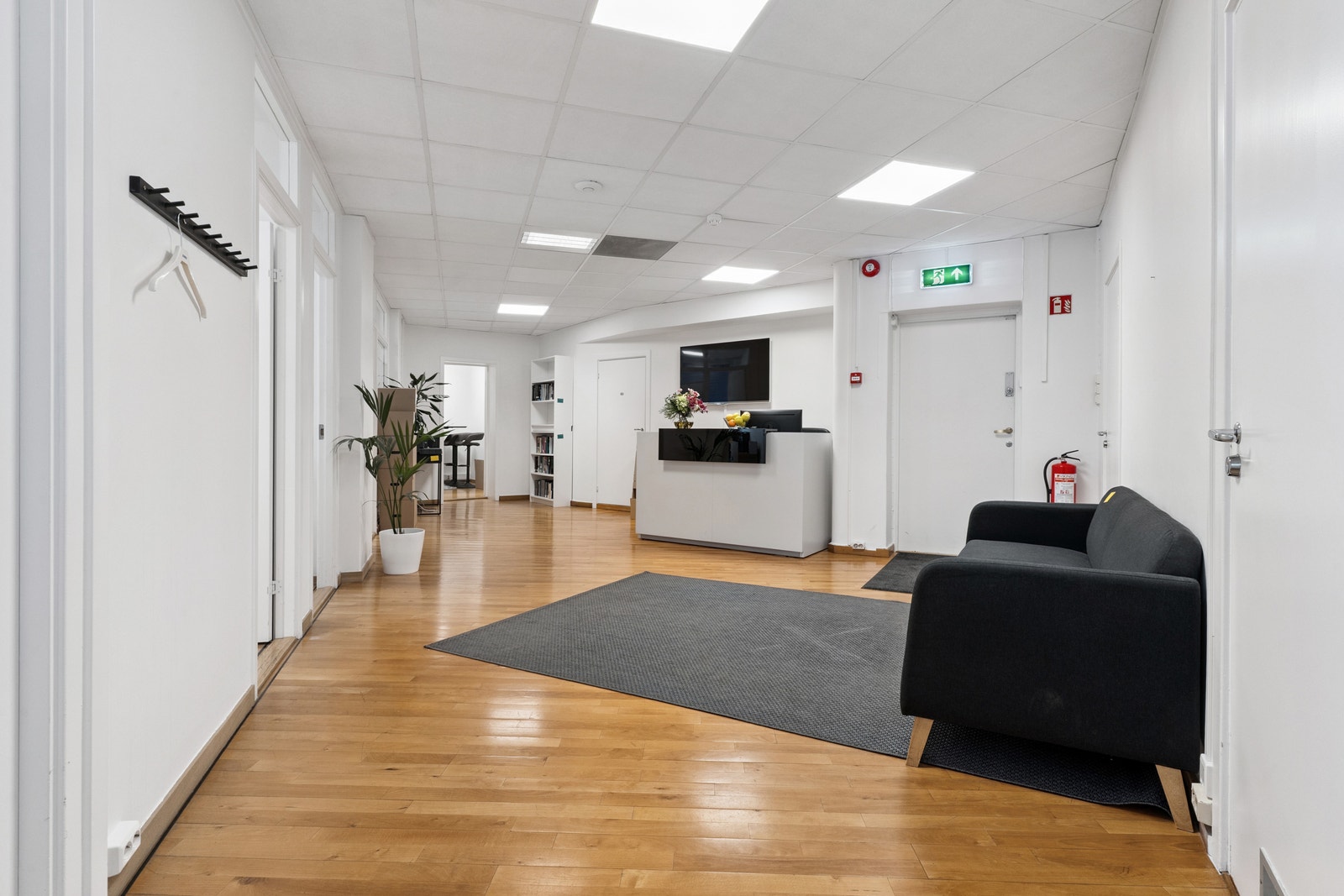 Innbydende fellesareal med resepsjonsmulighet og sittegruppe Galleribilde