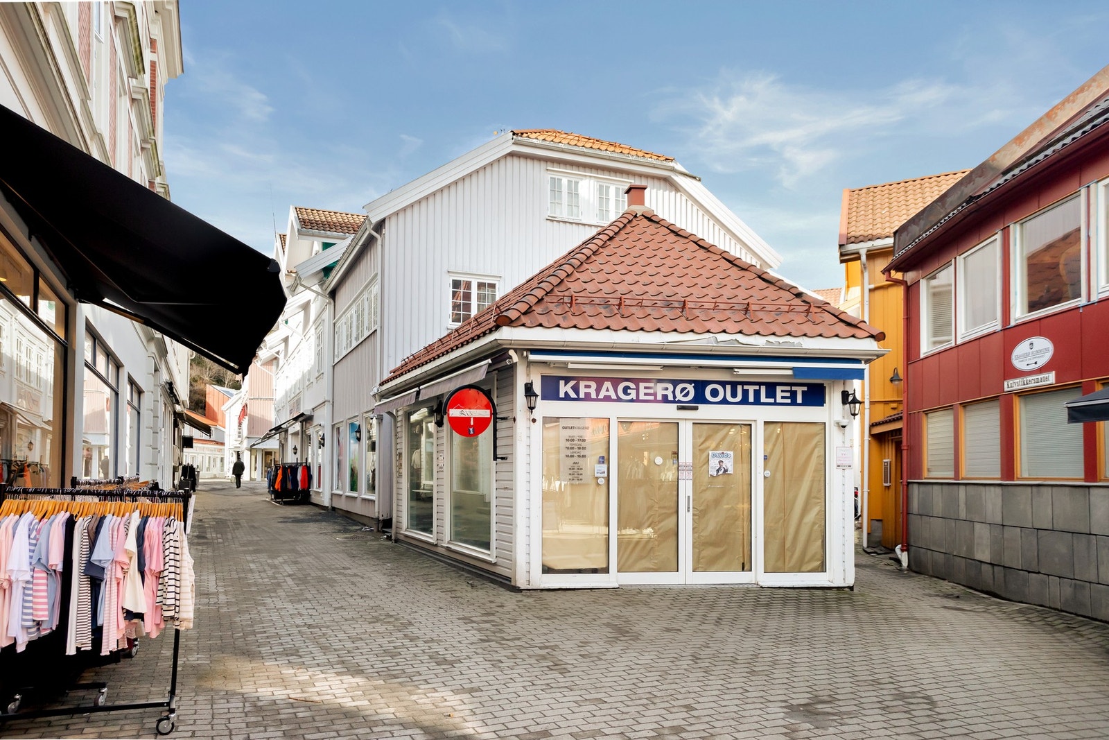 Lokalene byr på stor fleksibilitet og inneholder blant annet butikklokaler, kontorer, verksted, bakeri, barnehagearealer, kjøkken, toalettrom, boder og tekniske rom fordelt over flere etasjer. Galleribilde