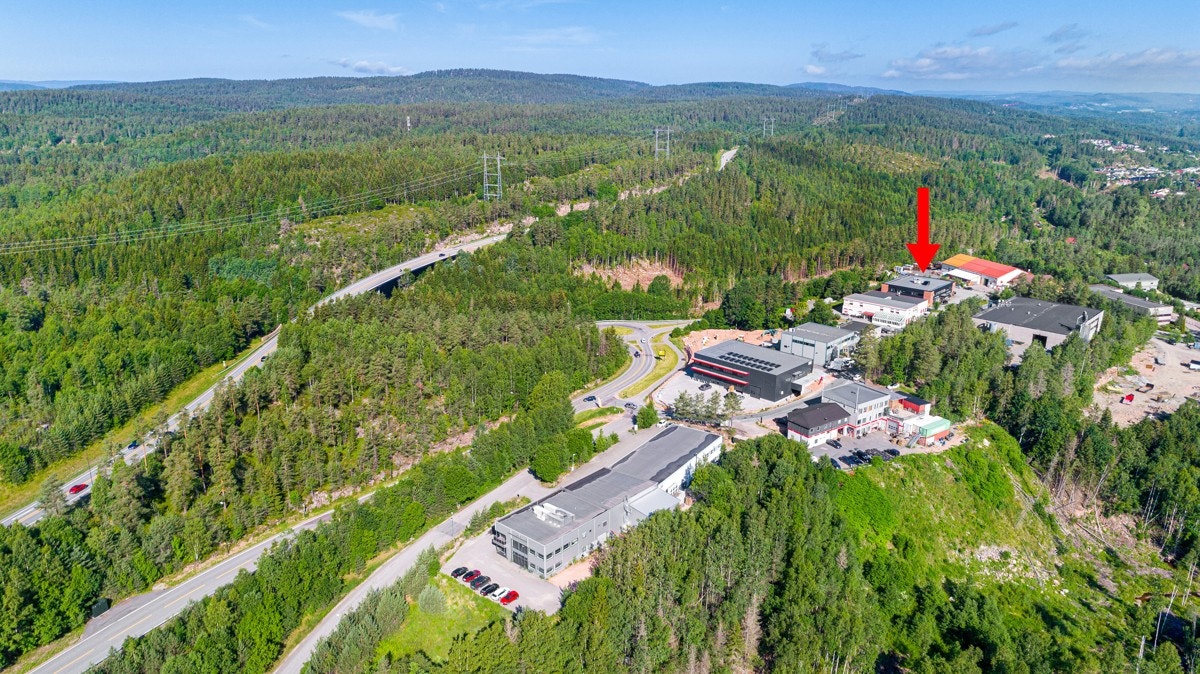 Åsveien sett fra syd, bygget merket i dronefoto Galleribilde