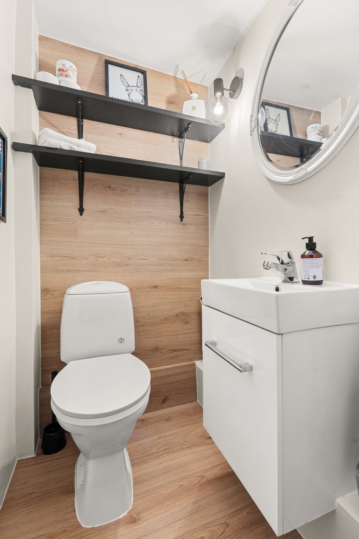 Toalettrom i underetasje. I tillegg har andel 3 tilkomst til bad i underetasje (ikke fotografert, men kan ses på visning). Galleribilde