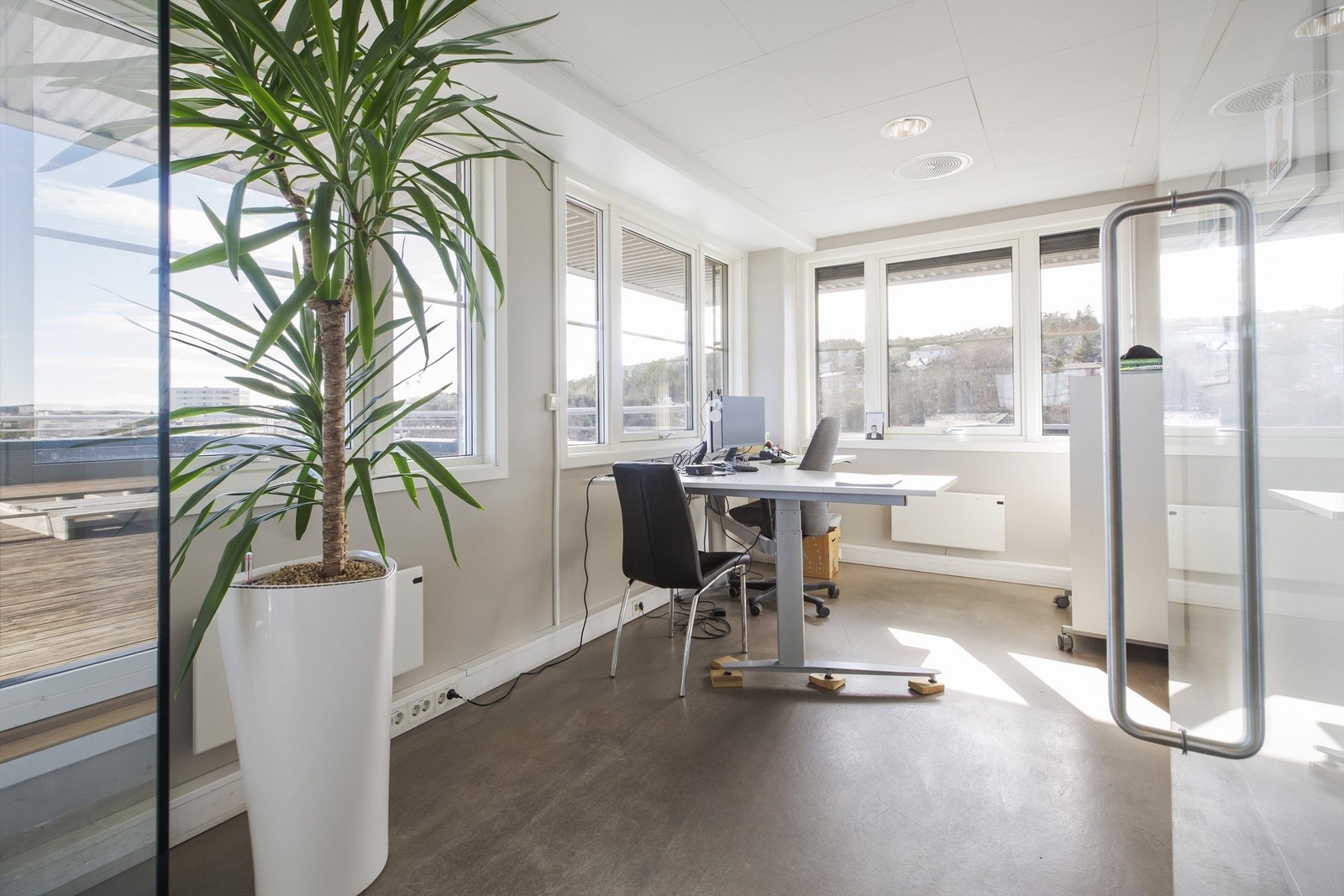 Kontor - lyst og fint og med solavskjerming Galleribilde