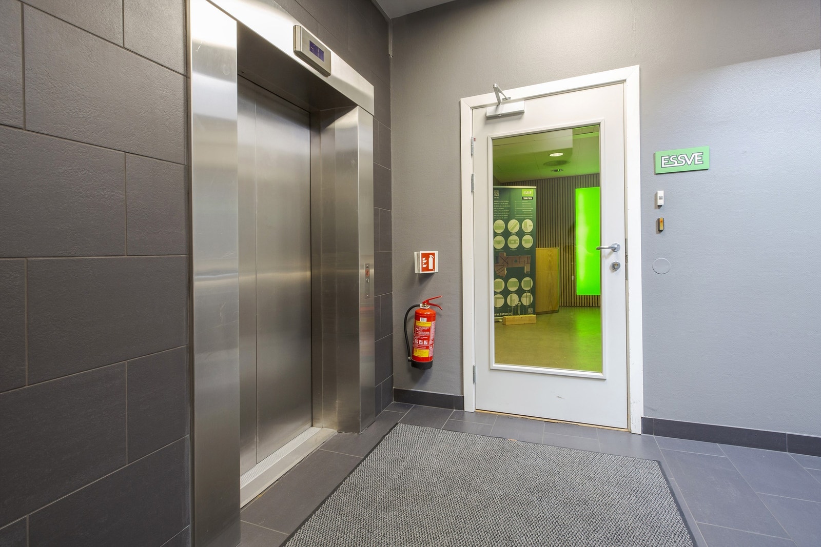 Inngang til lokalet - heis Galleribilde