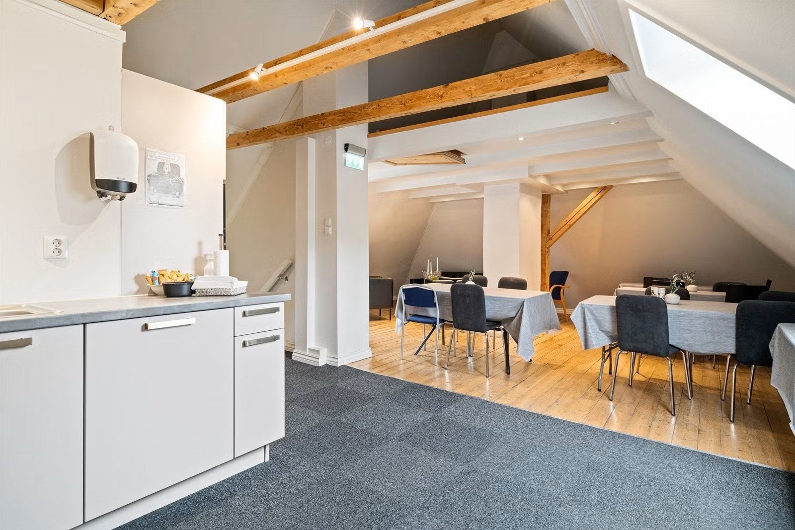 Loftsetasje innredet med kjøkken, bad, spiserom og sosial sone.