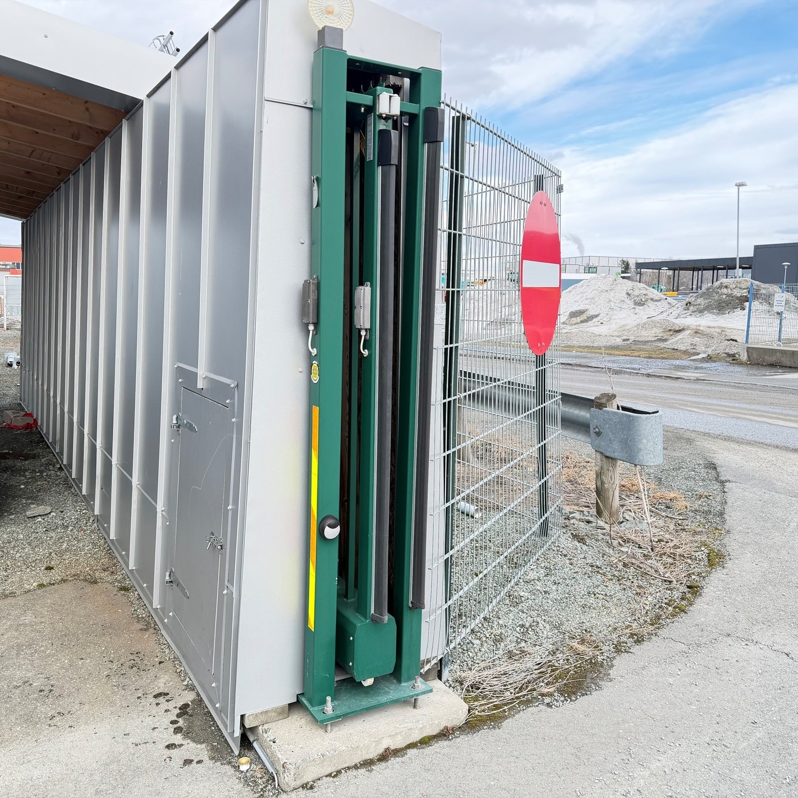 Låste porter etter arbeidstid. Galleribilde