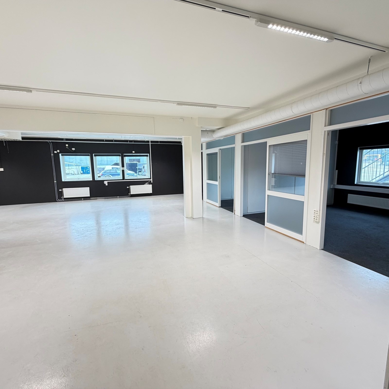 Kontor til høyre. Galleribilde