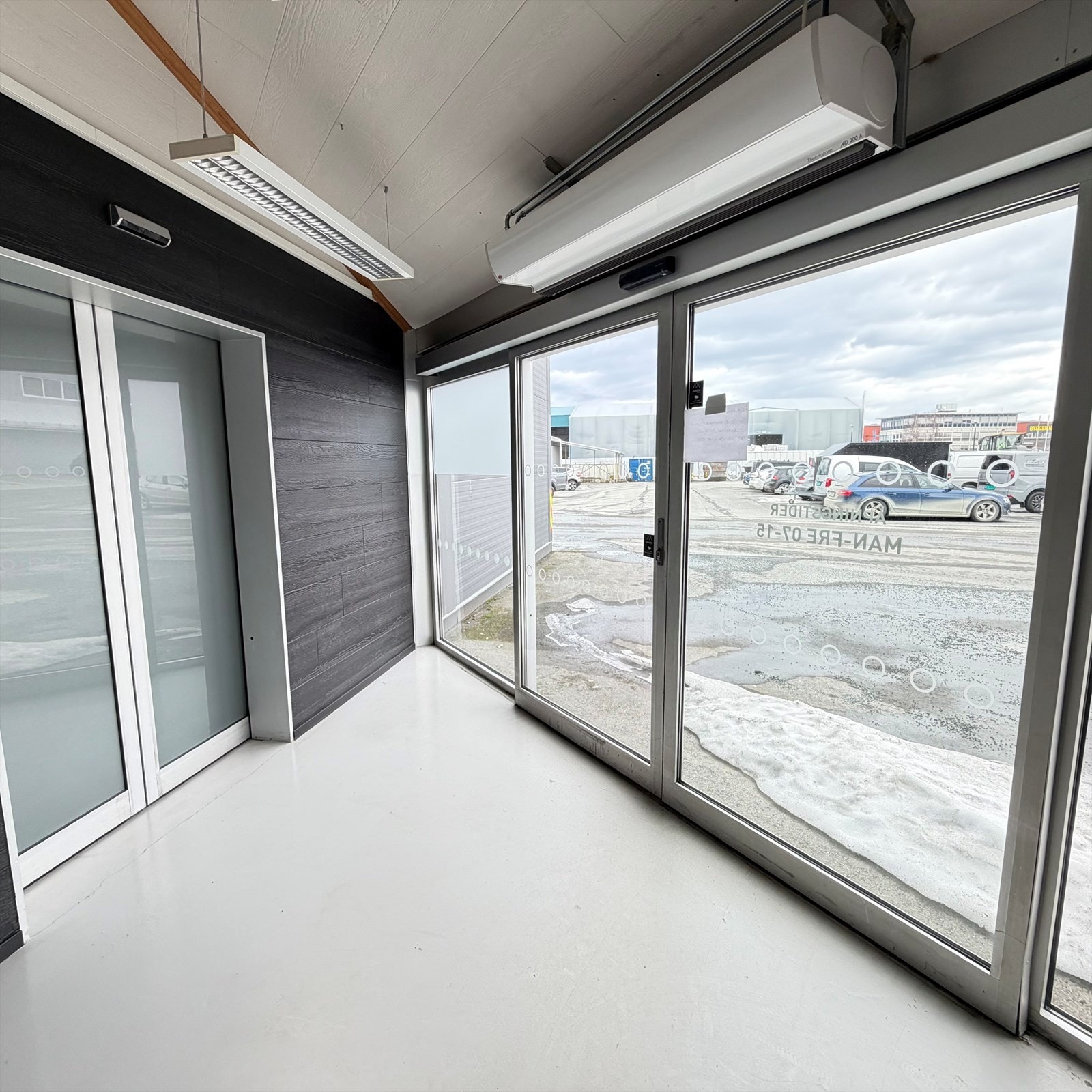 Inngang kontor, butikk Galleribilde