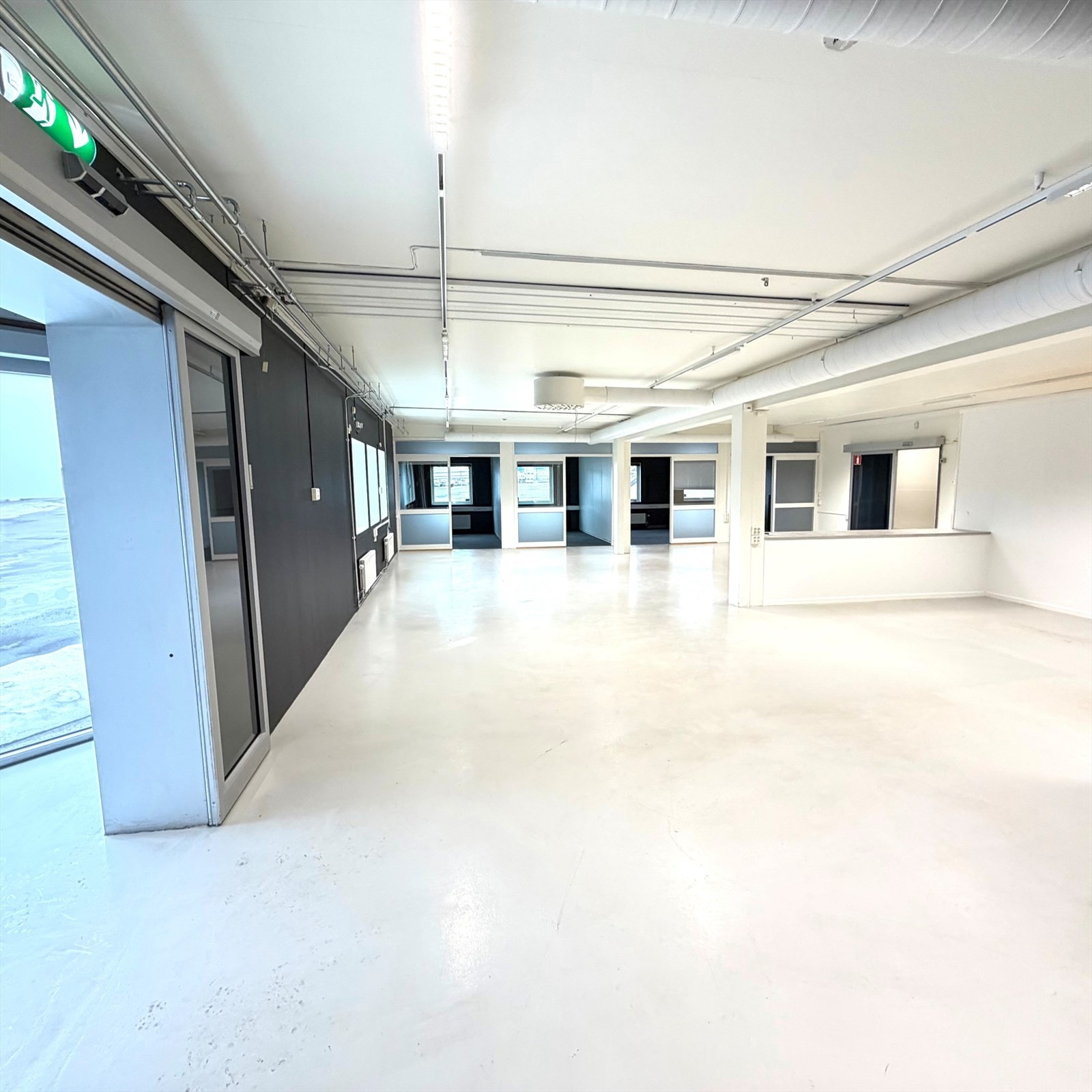 Butikk, kontor, showroom, plukklager. Galleribilde